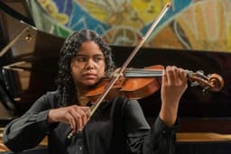 Rebeca — violinista e cantora